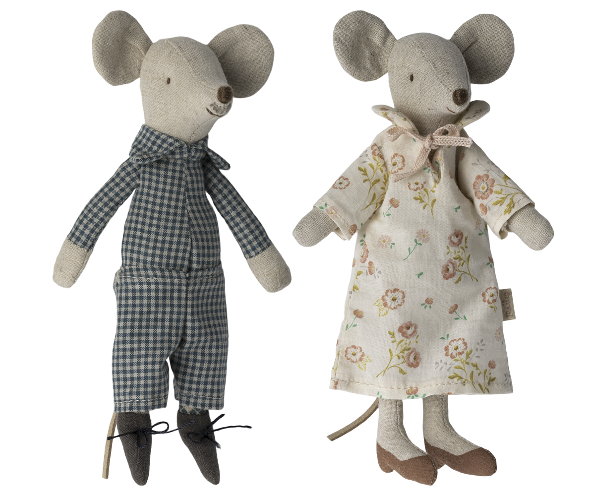 Grandma and Grandpa mice in Cigar box