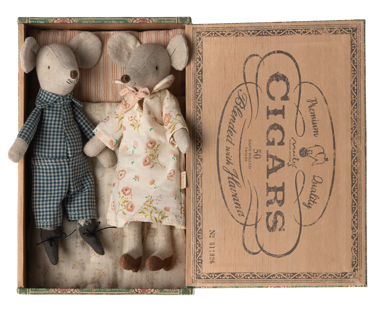 Grandma and Grandpa mice in Cigar box