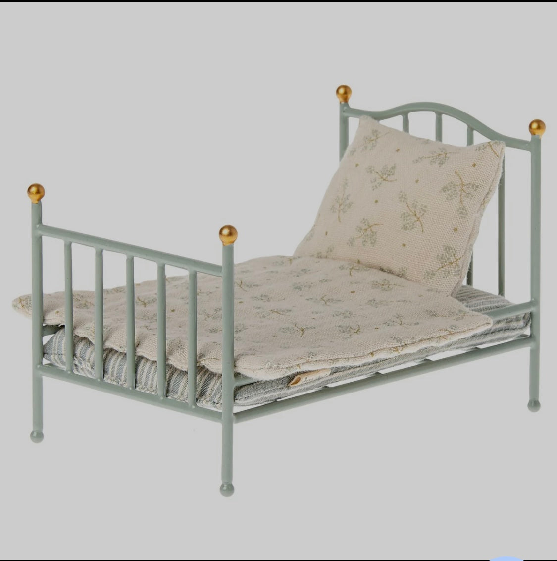 Vintage Bed ~ Mouse ~ Mint