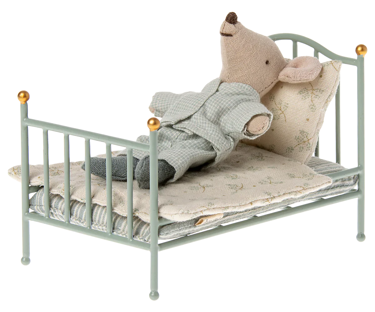 Vintage Bed ~ Mouse ~ Mint