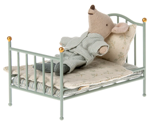 Vintage Bed ~ Mouse ~ Mint